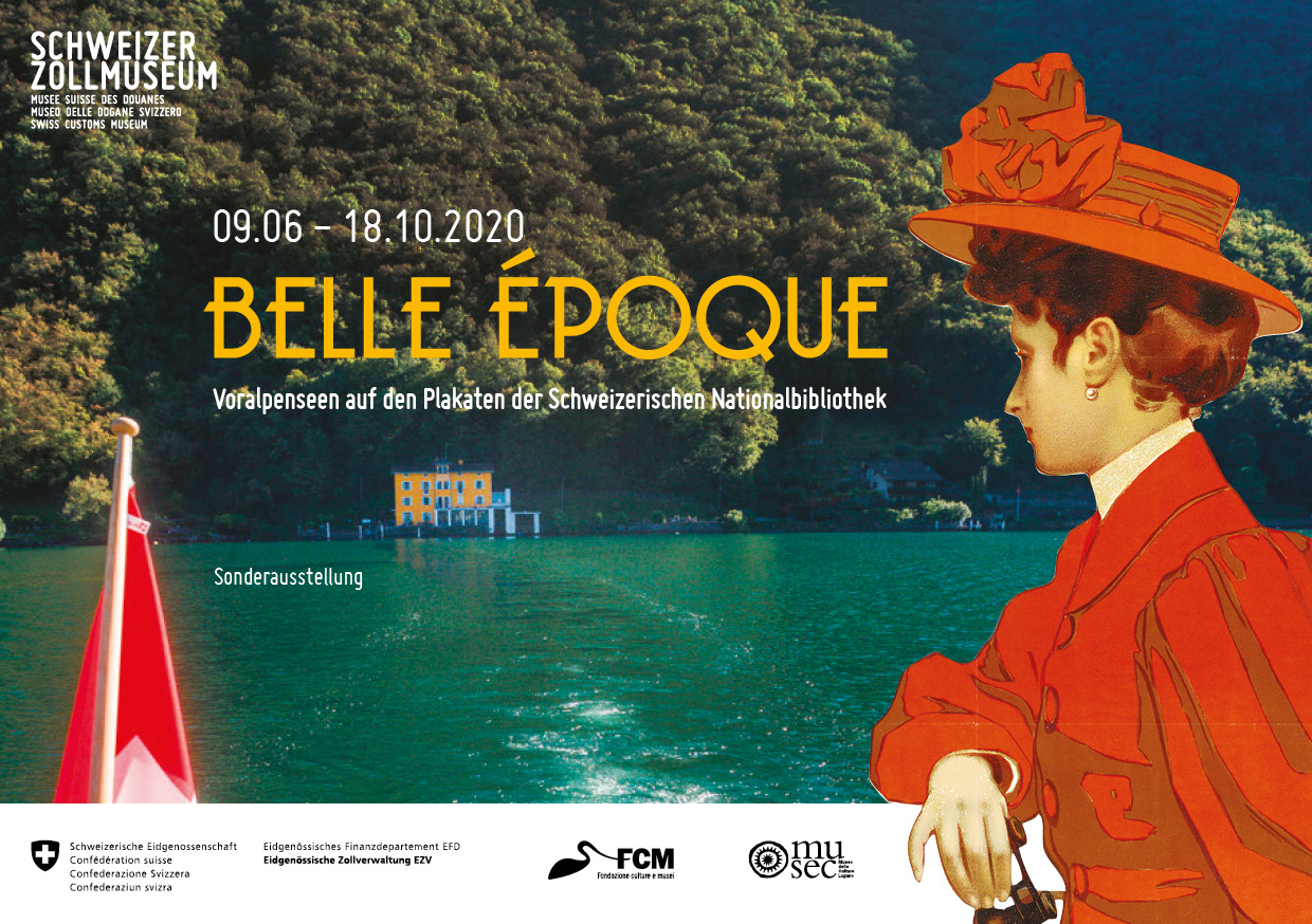 Teaserbild zur Ausstellung Belle Époque: Im Vordergrund sitzt eine mit orangen Kleid und Hut gekleidete Frau welche in die Ferne blickt. Im Hintergrund sieht man den Luganersee. An der Küste erkennt man das Zollmuseum. 